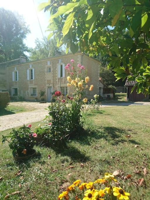 Location Meublee Au Milieu D'Un Ecrin De Verdure Aux Vieux Fours Noaillac ภายนอก รูปภาพ